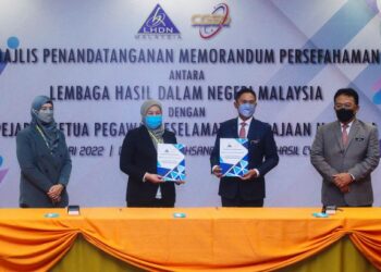 WAN Ramiza Wan Ghazali (dua kiri) dan Rahimi Ismail (dua kanan) menunjukkan dokumen perjanjian persefahaman pada majlis menandatangani  MoU antara LHDNM dengan CGSO di Menara Hasil Cyberjaya. - UTUSAN/FAISOL MUSTAFA
