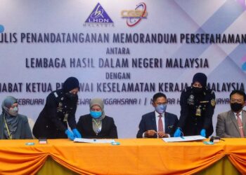 WAN Ramiza Wan Ghazali (dua kiri) dan Rahimi Ismail (dua kanan) menandatangani dokumen perjanjian persefahaman pada majlis menandatangani MoU antara LHDNM dengan CGSO di Menara Hasil Cyberjaya. -UTUSAN/FAISOL MUSTAFA