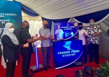 MOHD. Soffi Abd. Razak (tiga, kiri) melancarkan Program Pahang Pride Student di MBS Bookstores, di Kuantan, Pahang. - UUTSAN/DIANA SURYA ABD WAHAB