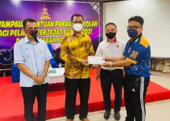 NG Suee Lim (dua kanan) dan Amri Ismail (kiri) menyaksikan penyerahan bantuan kepada penerima mangsa banjir di PDT Sabak Bernam, Sabak Bernam, Selangor, hari ini.