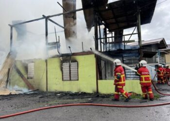 ANGGOTA bomba bertindak pantas dengan usaha memadam api di lokasi kejadian di Kampung Sourabaya Hilir, Petra Jaya di sini pada awal petang tadi.