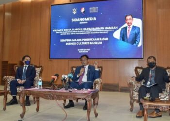 ABDUL Karim Rahman Hamzah (tengah) dalam sidang media bagi majlis pembukaan rasmi Borneo Cultures Museum di Kuching hari ini.