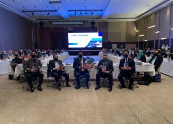 ABDUL Karim Rahman Hamzah (tengah) pada Mesyuarat Jawatankuasa Pemandu Pelancongan Sarawak (STSC) 2022 di Kuching  hari ini.