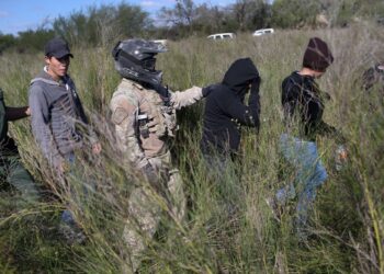 PERONDA Sempadan AS menahan pendatang tanpa izin berhampiran sempadan AS-Mexico. -AFP