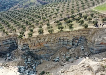 NGARAI yang terbentuk membelah kampung Tepehan lebih daripada 1.6 kilometer panjang dengan lebar hampir 274.3 meter.