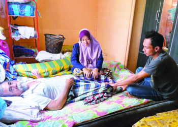 MOHD. Yusri Haiqal Mohd. Yusop menguruskan bapanya bersama ibu di rumah mereka di Kampung Chegar, Pendang, Kedah. – UTUSAN/JAMLIAH ABDULLAH