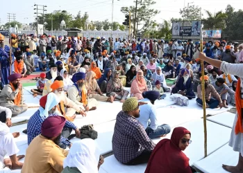 PENYOKONG Amritpal Singh di Mohali, India, pada 19 Mac 2023. -AGENSI
