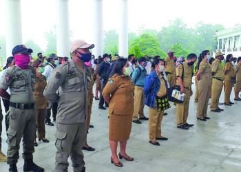 HAMPIR 300 kakitangan kerajaan di daerah Mimika, wilayah Papua, Indonesia dilaporkan ponteng kerja selama beberapa tahun dan masih menerima gaji. - AGENSI