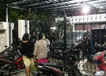 ORANG ramai berkumpul di luar rumah sekeluarga yang maut akibat terkena renjatan elektrik di dalam bilik air di Jakarta Timur, Indonesia. - AGENSI