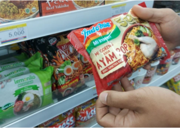 BIARPUN terdapat pelbagai jenama mi segera dalam pasaran, Indomie tetap menjadi pilihan utama rakyat Indonesia. - AGENSI