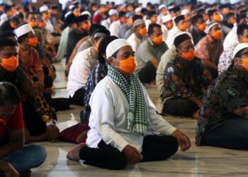 UMAT Islam di Indonesia disaran memakai pelitup muka ketika menunaikan solat tarawih.-AGENSI