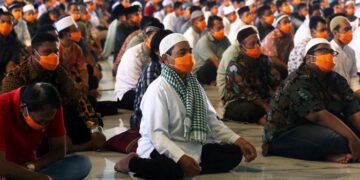 UMAT Islam di Indonesia disaran memakai pelitup muka ketika menunaikan solat tarawih.-AGENSI