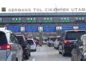 KENDERAAN sesak di laluan tol Cikampek Utama di Jakarta.-AGENSI