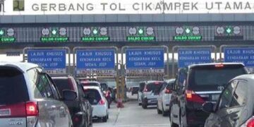 KENDERAAN sesak di laluan tol Cikampek Utama di Jakarta.-AGENSI