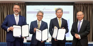 DARI kiri: Muhamad Umar Swift, Ahmad Fuaad Kenali, Khairussaleh Ramli disaksikan Abdul Wahid Omar menunjukkan dokumen kerjasama antara Bursa Malaysia, UMW dan Maybank di Bursa Malaysia, Kuala Lumpur, semalam.