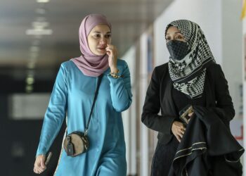 PUTERI Sarah Liyana Megat Kamaruddin (kiri) ditemani peguam, Puteri Ummi Kartini Abd. Latiff hadir bagi memfailkan hadanah di Mahkamah Syariah Kuala Lumpur. – UTUSAN/FARIZ RUSADIO