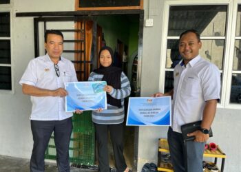 ROSLAN Mat Nong (kiri) menyampaikan sumbangan kepada penerima Program Bantuan Kasih Rahmah Kembali ke Sekolah di Seremban baru-baru ini.