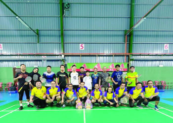 PEngamal media dan RTM bergambar selepas perlawanan persahabatan badminton di Kangar, Perlis baru-baru ini. –  UTUSAN/ASYRAF MUHAMMAD