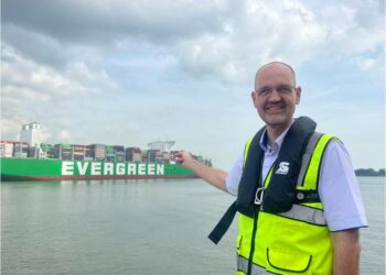 MACRO NEELSON menunjukkan terminal Pelabuhan Tanjung Pelepas (PTP) pada lawatan suai kenal bersama media di PTP, Johor Bahru kelmarin.