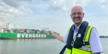MACRO NEELSON menunjukkan terminal Pelabuhan Tanjung Pelepas (PTP) pada lawatan suai kenal bersama media di PTP, Johor Bahru kelmarin.