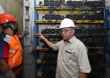 MD. ZAKUAN Ibrahim (kanan) menunjukkan sambungan meter haram premis itu di Eco Ardence, Setia Alam, Shah Alam, Selangor. - UTUSAN/ ISKANDAR SHAH MOHAMED