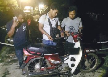 ASHAHIDI Awang (tengah) menunjukkan motosikal milik Mohd. Azani Alias yang ditemukan di kaki Bukit Sudu, Kuala Nerus, Terengganu. - UTUSAN/PUQTRA HAIRRY ROSLI