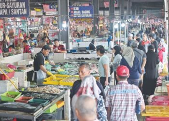 SEBAHAGIAN pengunjung mencari barangan keperluan sebagai persiapan menyambut Ramadan di Pasar Chabang Tiga, Kuala Terengganu, semalam. - UTUSAN/PUQTRA HAIRRY ROSLI