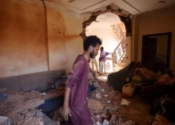 KEDIAMAN turut rosak selama empat hari keganasan di Khartoum, Sudan. -REUTERS