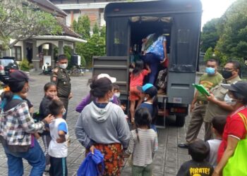 KESEMUA pengemis yang diberkas akan dihantar ke Jabatan Sosial Bandung sebelum dibawa pulang ke kampung halaman masing-masing.-AGENSI