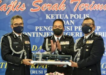 ZAINI Jass (tengah) menyaksikan majlis serah tugas di antara Mohamad (kiri) kepada Ruslan di IPK Negeri Sembilan di Seremban hari ini.-UTUSAN/MOHD. SHAHJEHAN MAAMIN.