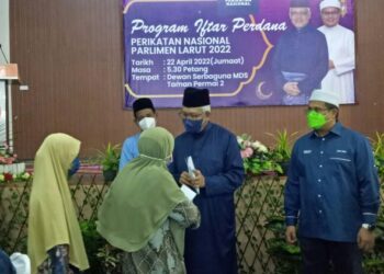 HAMZAH Zainudin (tengah) menyampaikan sumbangan kepada mangsa ribut di Dewan Majlis Daerah Selama di Larut hari ini. - UTUSAN/WAT KAMAL ABAS