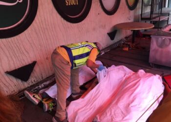 ANGGOTA bomba memeriksa mayat tiga mangsa yang ditemukan maut dalam kebakaran di sebuah pusat karaoke di Jalan Putra, Mergong, Alor Setar hari ini.  - UTUSAN/MOHD. RAFIE AZIMI