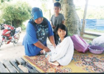SHANIRA Abu Seman menemani Muhammad Firaz Fakrul dan Farisha Shakila di rumahnya di Kampung Baru, Air Nasi, Semeling, Sungai Petani, Kedah.  -UTUSAN/OTHMAN YAHAYA