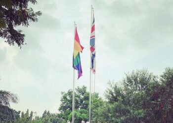 BENDERA LGBT yang dipasang bersebelahan bendera Union Jack di pejabat Kedutaan Britain di Indonesia.-INSTAGRAM