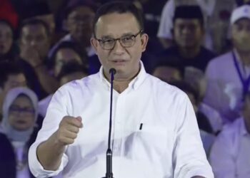 ANIES Baswedan berucap kepada para penyokongnya di Stadium Gelora Bung Karno, Jakarta. - AGENSI