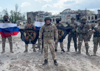 TANGKAP layar video Telegram menunjukkan Yevgeny Prigozhin (tengah) bersama anggota pasukan tentera upahan Wagner mengibarkan bendera Russia dan bendera kumpulan itu di Bakhmut.-AFP