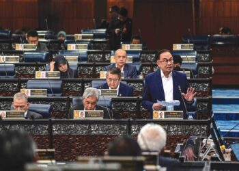 ANWAR Ibrahim menjawab soalan pada sesi pertanyaan bagi jawab lisan dalam sidang Dewan Rakyat di Bangunan Parlimen. – UTUSAN/JABATAN PENERANGAN MALAYSIA