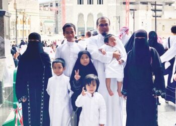 GAMBAR Rokhaizat Rahmat bersama keluarganya menunaikan umrah ketika berada di Mekah.