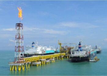 KENAIKAN harga pelbagai produk dan pelaburan, membantu melonjakkan pendapatan Petronas Gas Berhad. – GAMBAR HIASAN