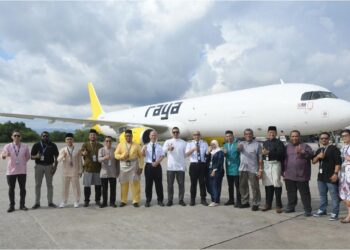 MOHAMAD Najib Ishak (tengah) dan pengurusan Raya Airways menyambut ketibaan pesawat kargo A321 PF2.