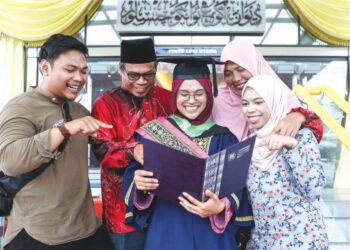NUR Nilam Sari Ramlan (tengah) bergambar bersama ahli keluarganya selepas tamat Sidang Ke-4 Istiadat Konvokesyen Ke-96 dekat Dewan Agong Tuanku Canselor, UiTM Shah Alam, Selangor. - UTUSAN / AFIQ RAZALI