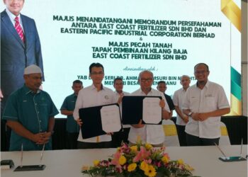 TENGKU Farok Hussin Tengku Abdul Jalil (belakang, tengah) menyaksikan majlis menandatangani MoU antara ECFSB dan EPIC di Kemaman, Terengganu, semalam. – UTUSAN/NIK NUR IZZATUL HAZWANI NIK ADNAN