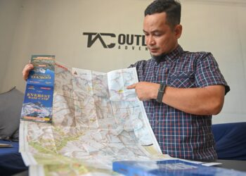 MOHD. Rafi Kori menunjukkan peta laluan Everest Base Camp. - UTUSAN/PUQTRA HAIRRY ROSLI