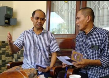 IKMAL (kiri) ketika ditemui wartawan di kediamannya di Kelurahan Kraton, Kota Tegal. -KOMPAS