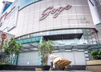 Pelaksanaan PKP 2.0 menyaksikan kerugian negara berkurangan kepada RM300 juta sehari berbanding RM2.4 bilion sehari semasa PKP 1.0.  – UTUSAN/SHIDDIEQIIN ZON