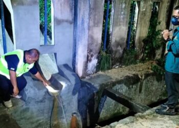 PEGAWAI JAS Negeri Sembilan menjalankan pemeriksaan ke atas premis perindustrian yang menghasilkan efluen dalam Op Burung Hantu yang dijalankan di sekitar Seremban baru-baru ini.