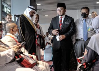 AHMAD Marzuk Shaary meninjau rapi operasi pelaksanaan Makkah Route atau program praperlepasan bakal jemaah haji di KLIA, Sepang, Selangor. - UTUSAN/FAIZ ALIF ZUBIR