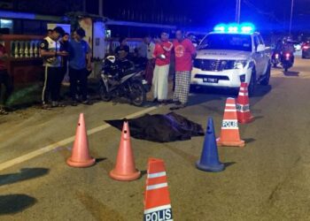 KEADAAN mayat Rahman Samad yang meninggal dunia selepas rebah akibat serangan jantung di Kampung Seberang Takir, Kuala Nerus, malam tadi. -  UTUSAN/TENGKU DANISH BAHRI TENGKU YUSOFF