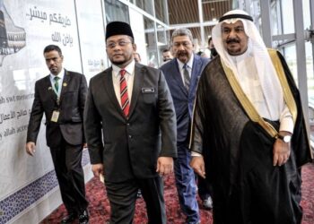 AHMAD Marzuk Shaary (depan. kiri)  meninjau operasi pelaksanaan Makkah Route atau program praperlepasan bakal jemaah haji di Lapangan Terbang Antarabangsa Kuala Lumpur (KLIA),Sepang, Selangor. - UTUSAN/FAIZ ALIF ZUBIR