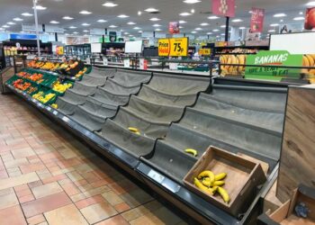 KEKURANGAN bekalan buah di rak pasar raya Morrisons di Sidcup, England. - AGENSI